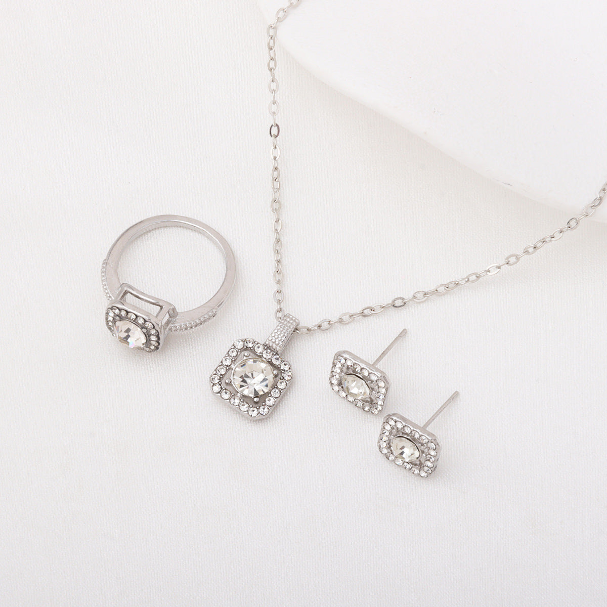 Parure carrée en strass : collier, bague et boucles d'oreilles
