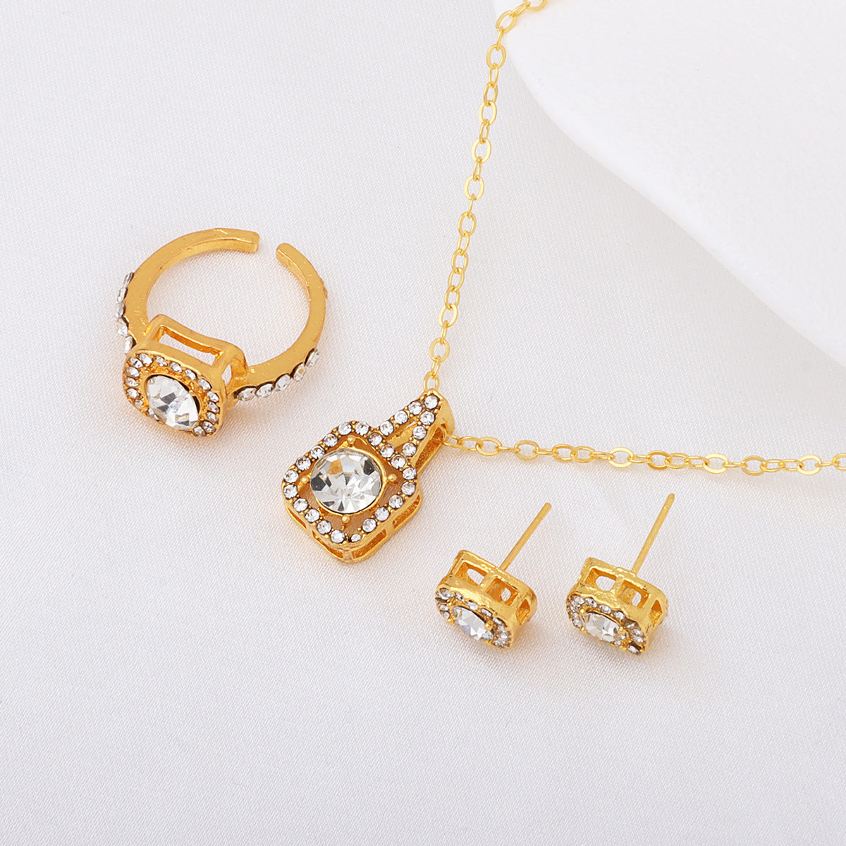 Parure carrée en strass : collier, bague et boucles d'oreilles