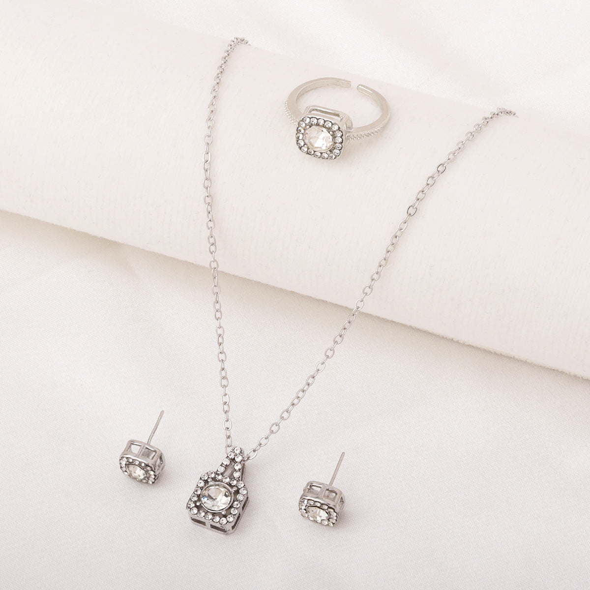 Parure carrée en strass : collier, bague et boucles d'oreilles