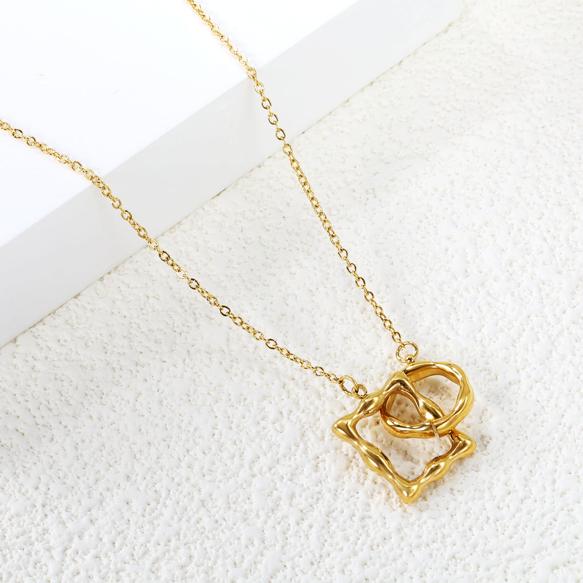 Collier pendentif rond à fermoir carré irrégulier