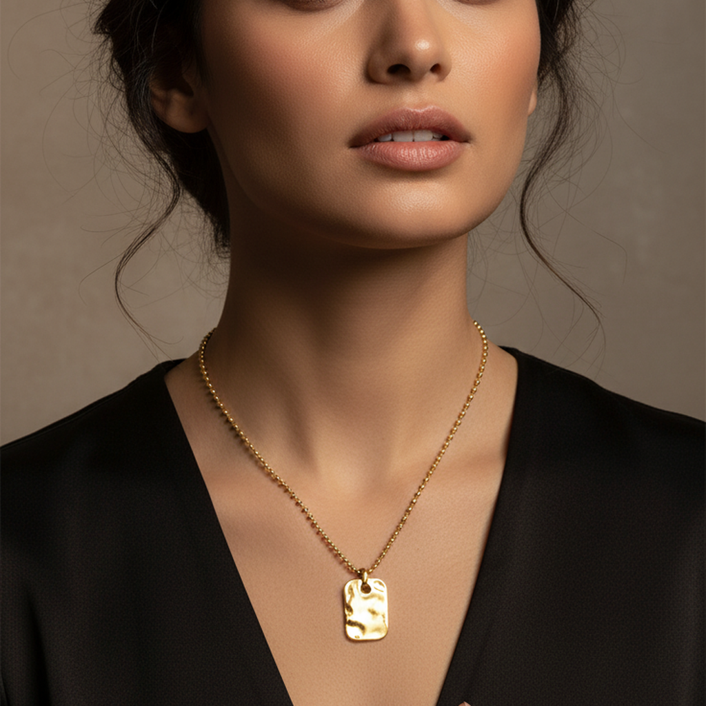 Collier pendentif pièce carrée intemporel