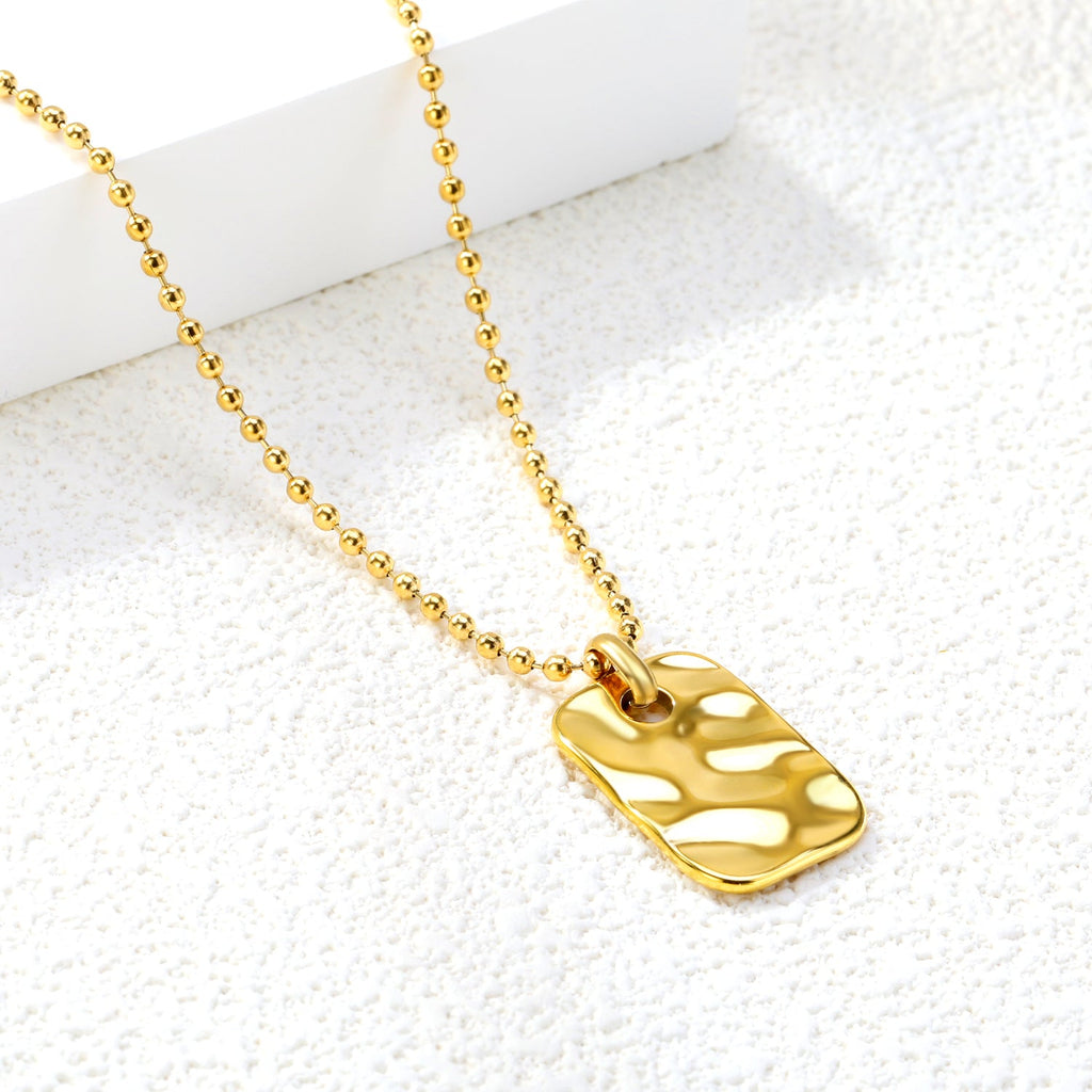 Collier pendentif pièce carrée intemporel