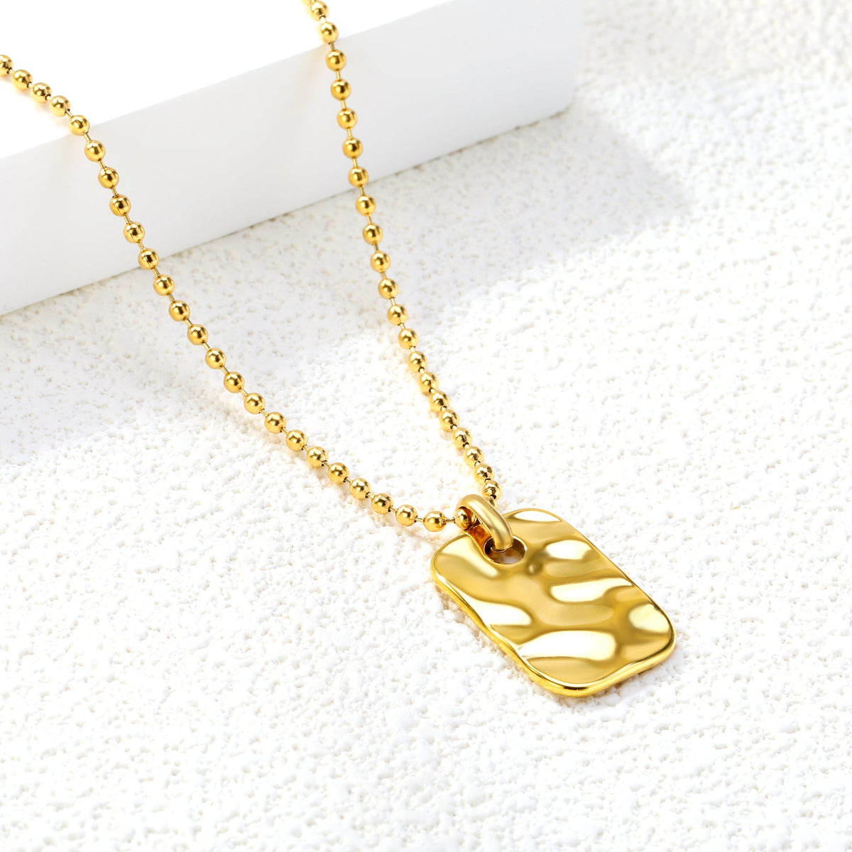 Collier pendentif pièce carrée intemporel