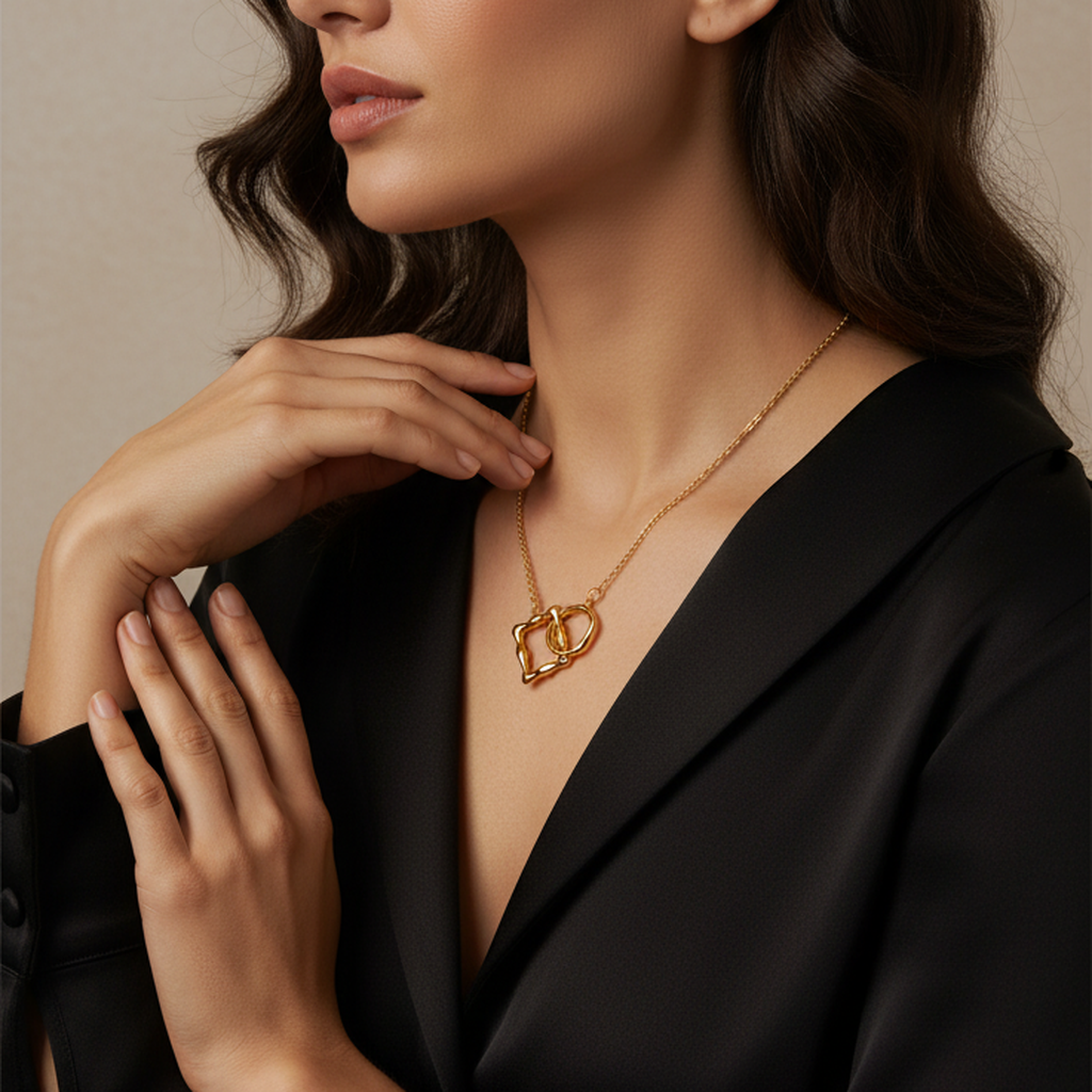 Collier pendentif rond à fermoir carré irrégulier