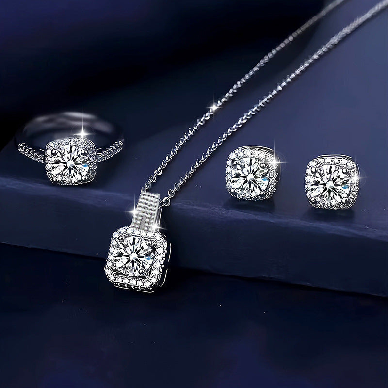 Parure carrée en strass : collier, bague et boucles d'oreilles