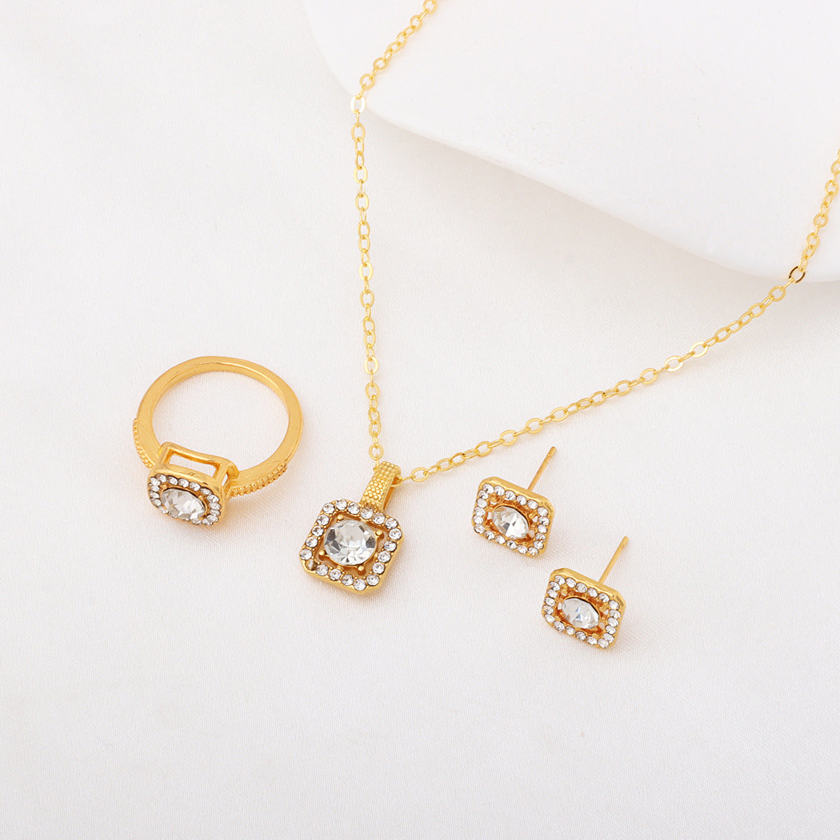 Parure carrée en strass : collier, bague et boucles d'oreilles