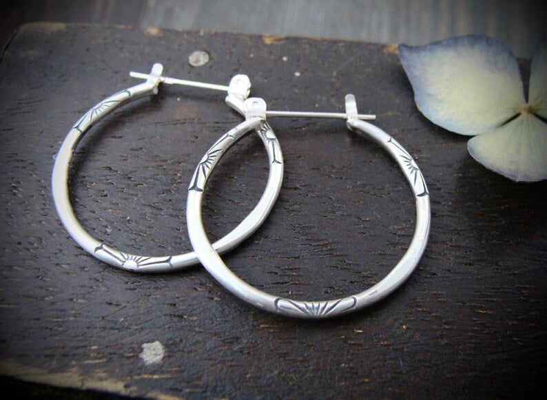 Boucles d'oreilles créoles florales vintage