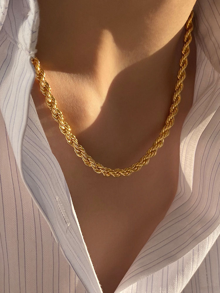 Collier chaîne torsadée dorée