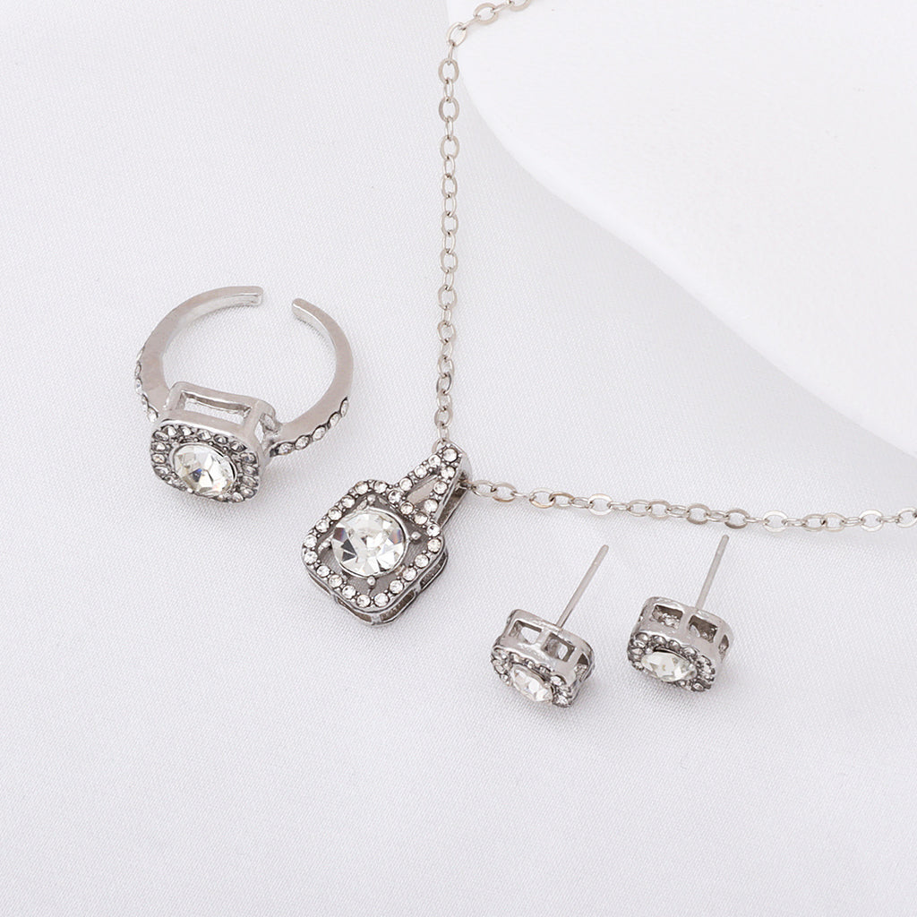 Parure carrée en strass : collier, bague et boucles d'oreilles