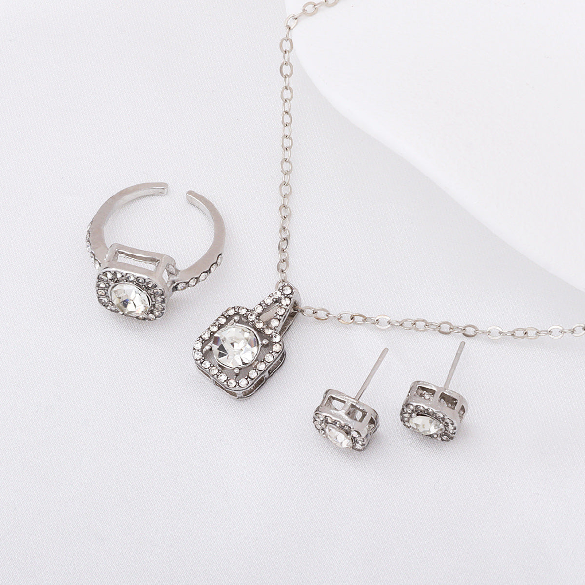Parure carrée en strass : collier, bague et boucles d'oreilles