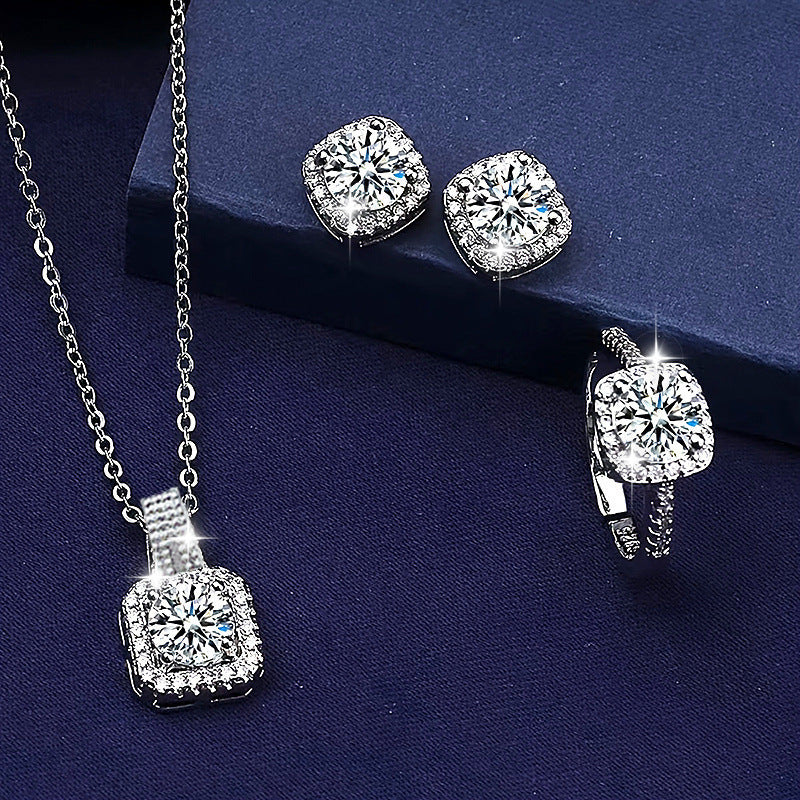 Parure carrée en strass : collier, bague et boucles d'oreilles