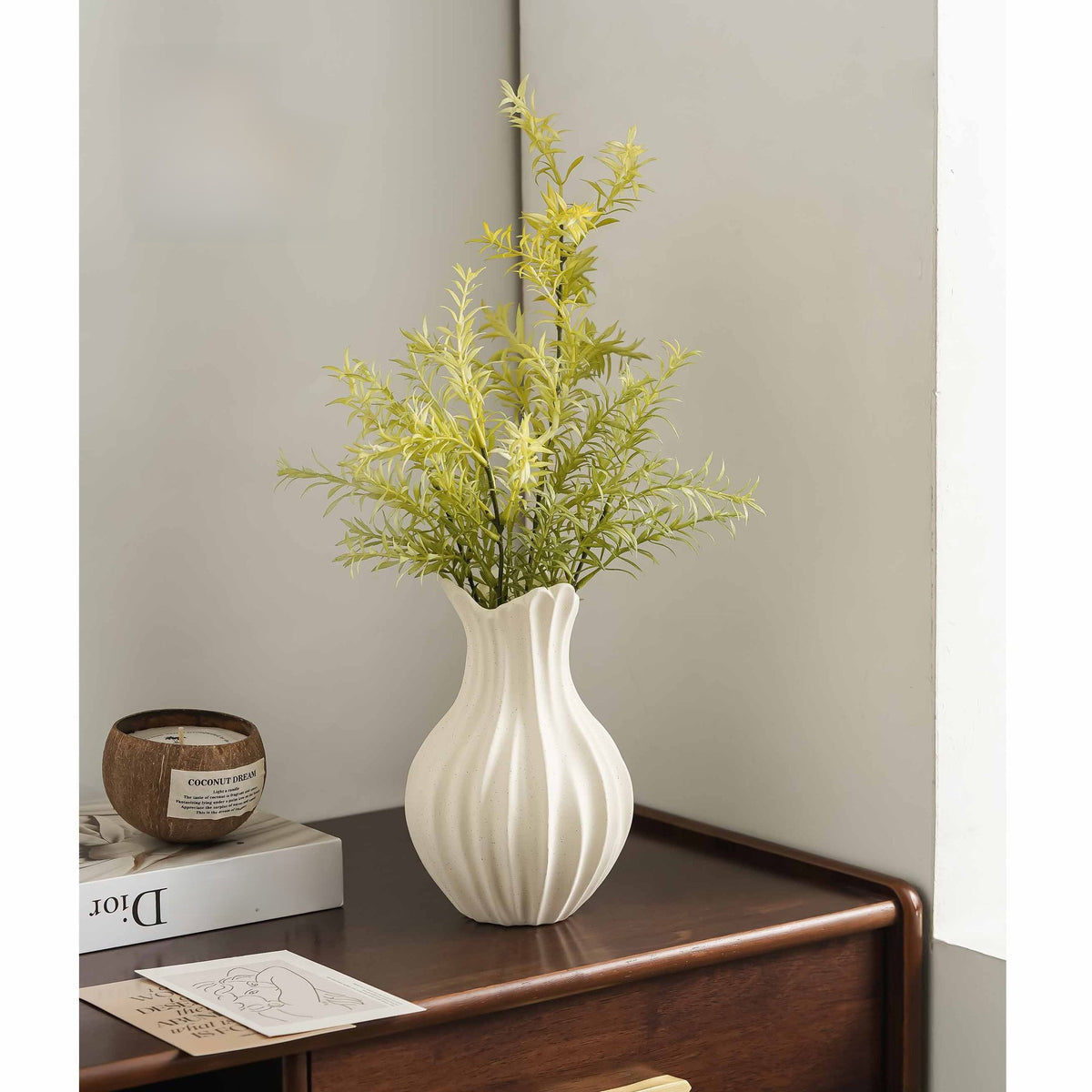 Vase en céramique en forme d'éventail