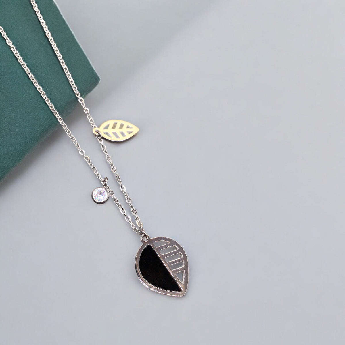 Collier à pendentif feuille en acier inoxydable, longue chaîne