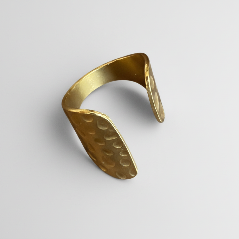 Bague manchette martelée en acier inoxydable doré