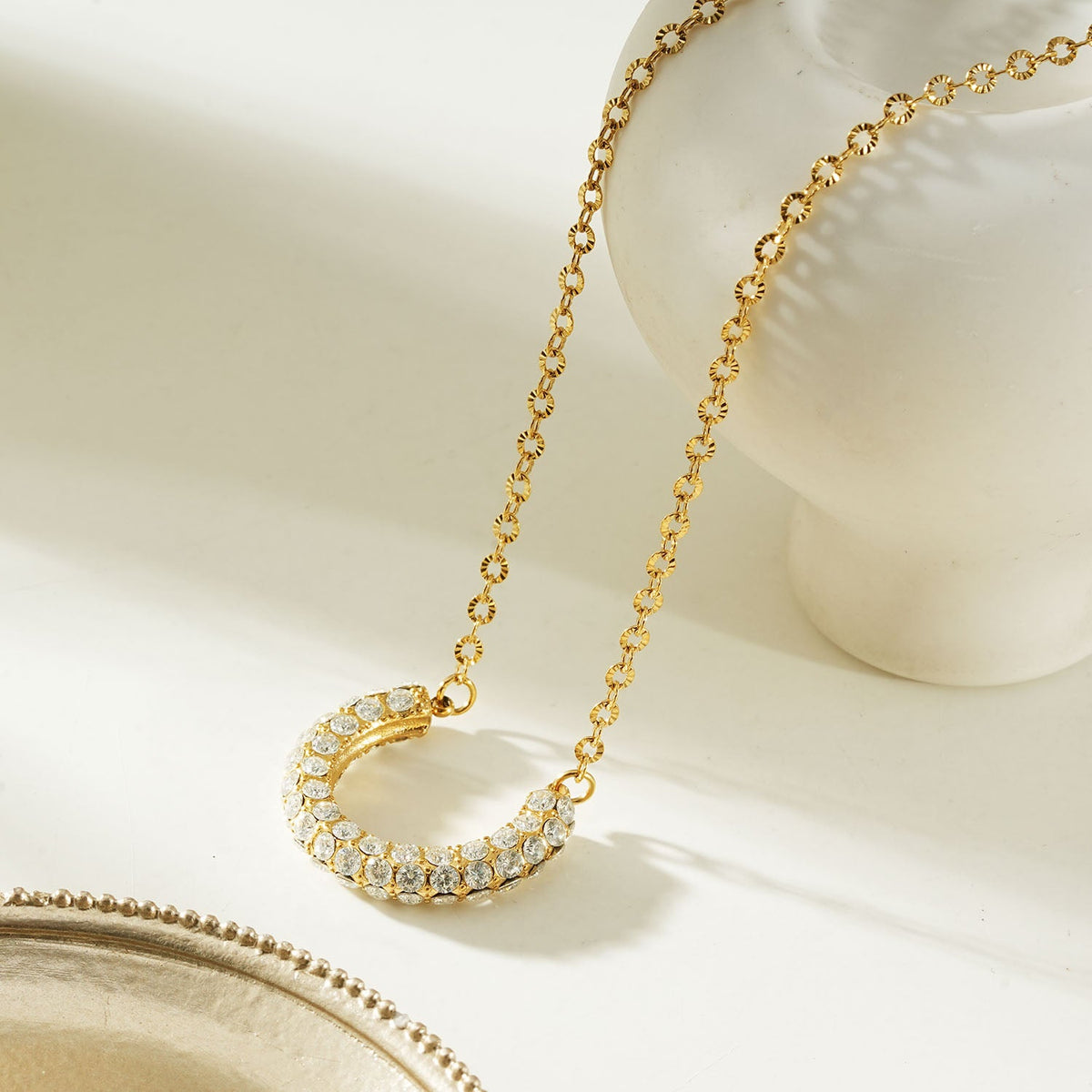 ASHANTI Or : collier croissant Celeste, pendentif pavé scintillant