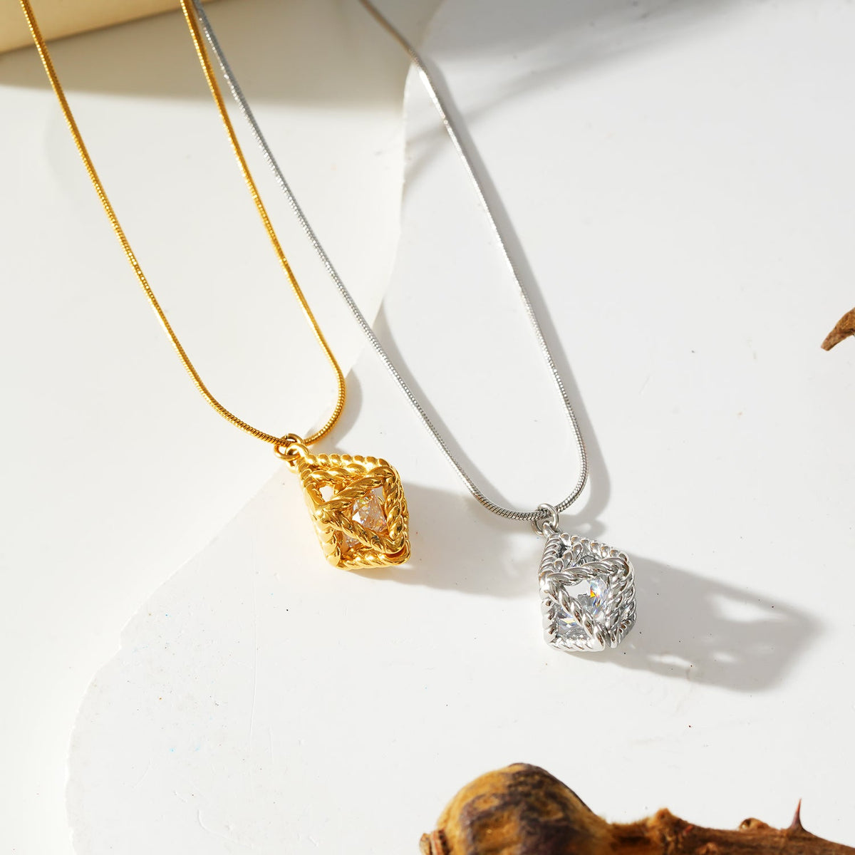 KARJAT : collier chaîne dorée avec pendentif géométrique ajouré en zircons