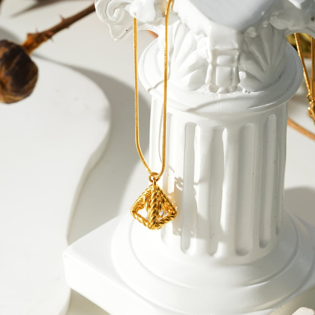KARJAT : collier chaîne dorée avec pendentif géométrique ajouré en zircons