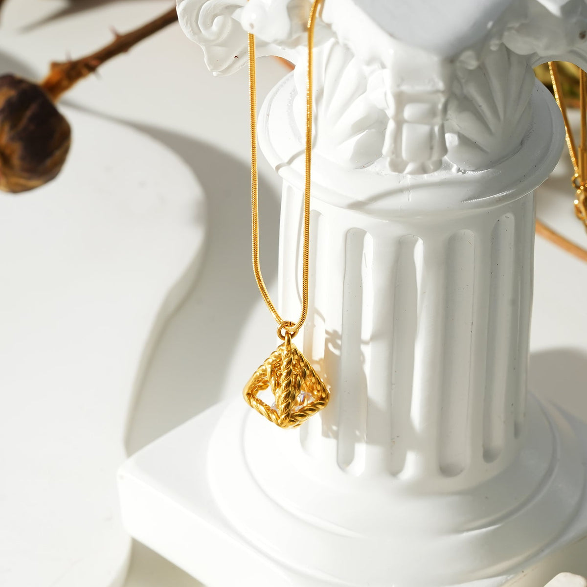 KARJAT : collier chaîne dorée avec pendentif géométrique ajouré en zircons