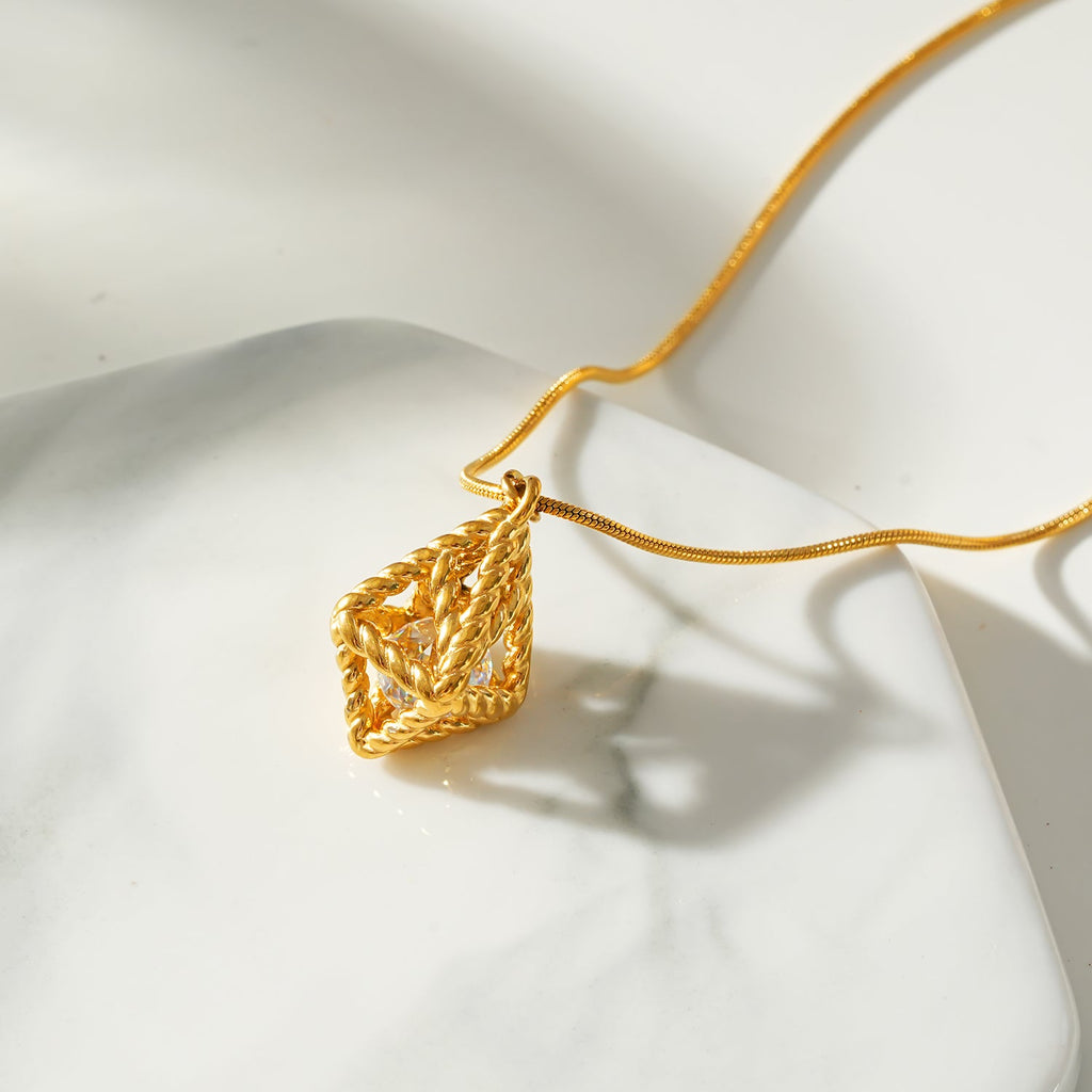 KARJAT : collier chaîne dorée avec pendentif géométrique ajouré en zircons