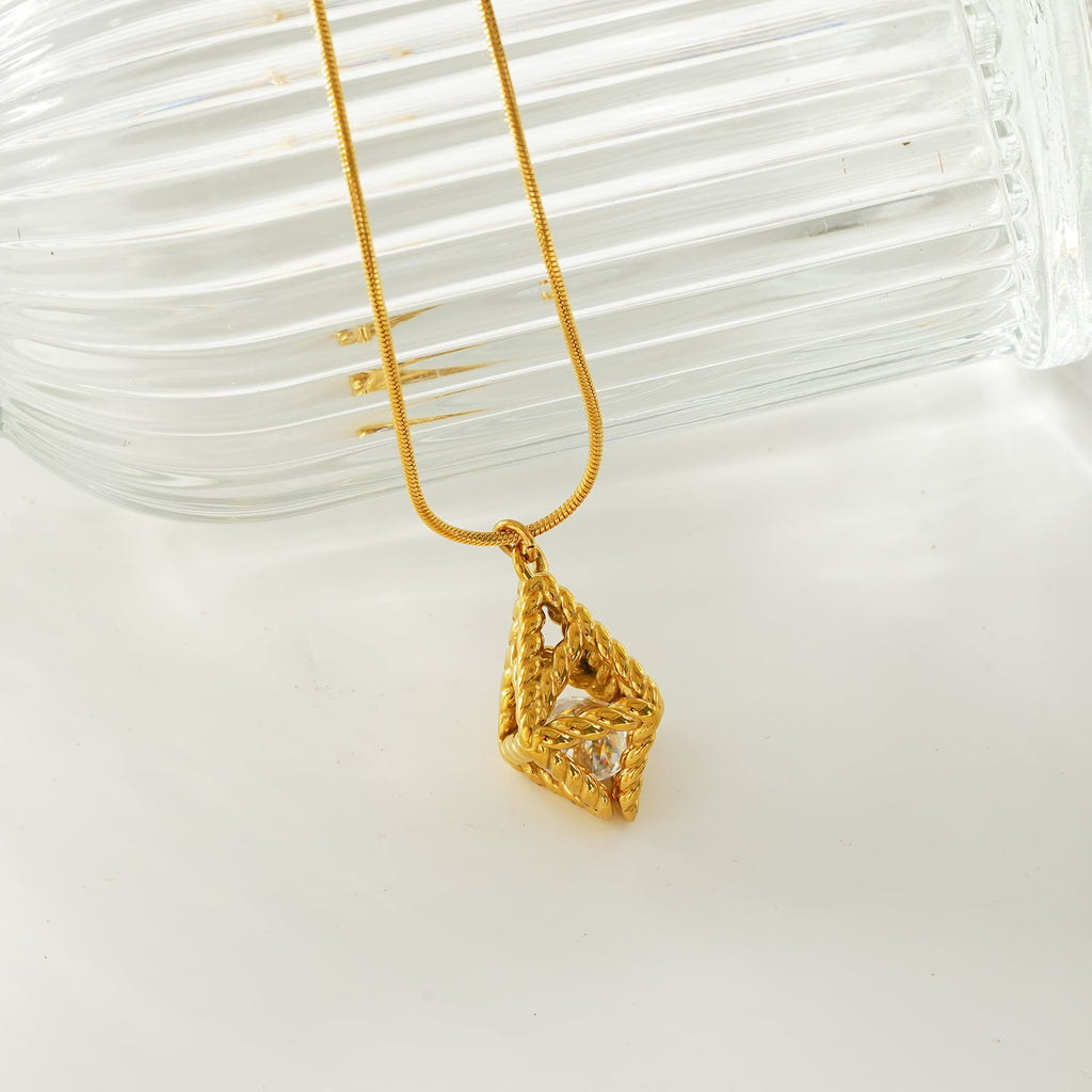 KARJAT : collier chaîne dorée avec pendentif géométrique ajouré en zircons