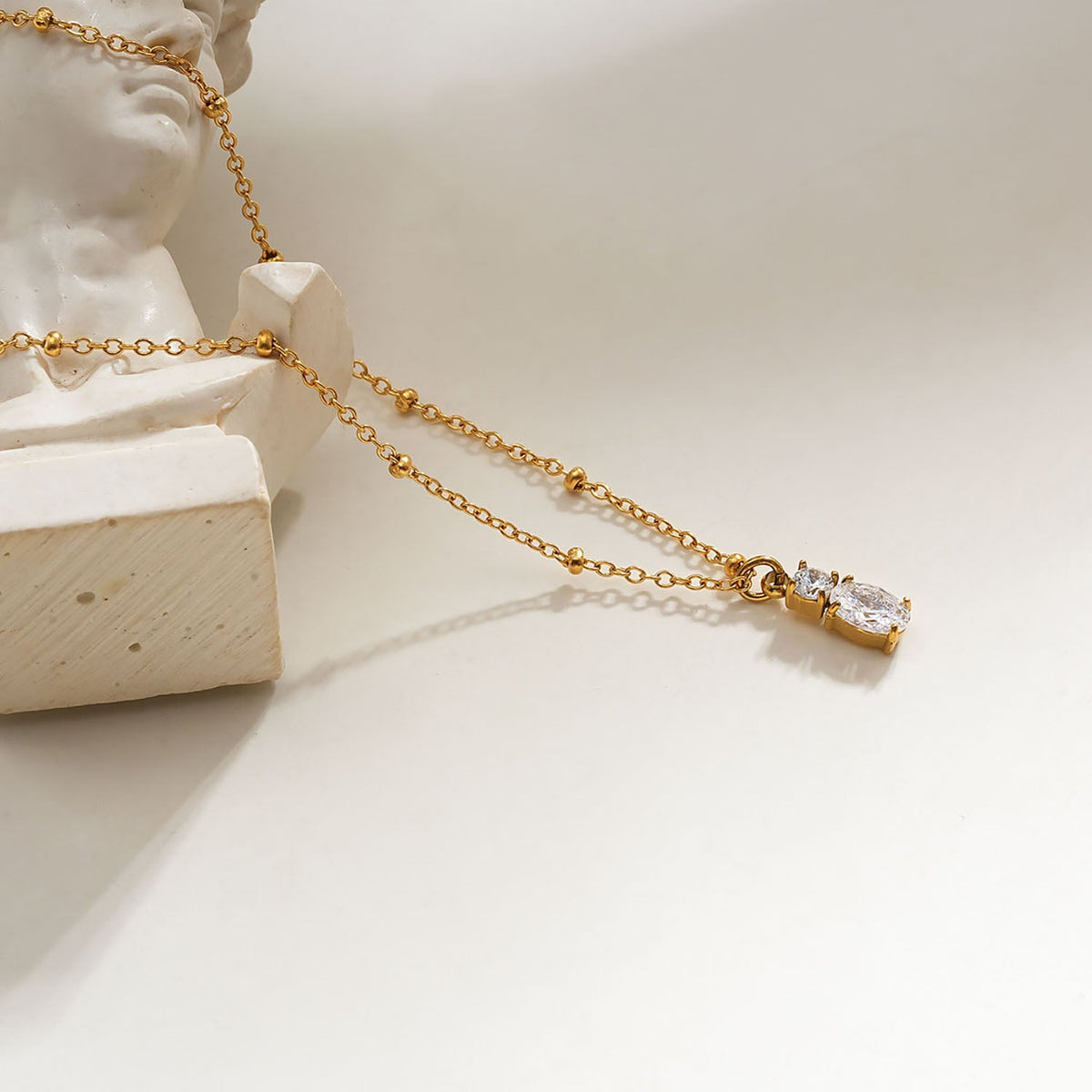 CABBANA Or : collier chaîne perlée avec duo de pendentifs en zircon