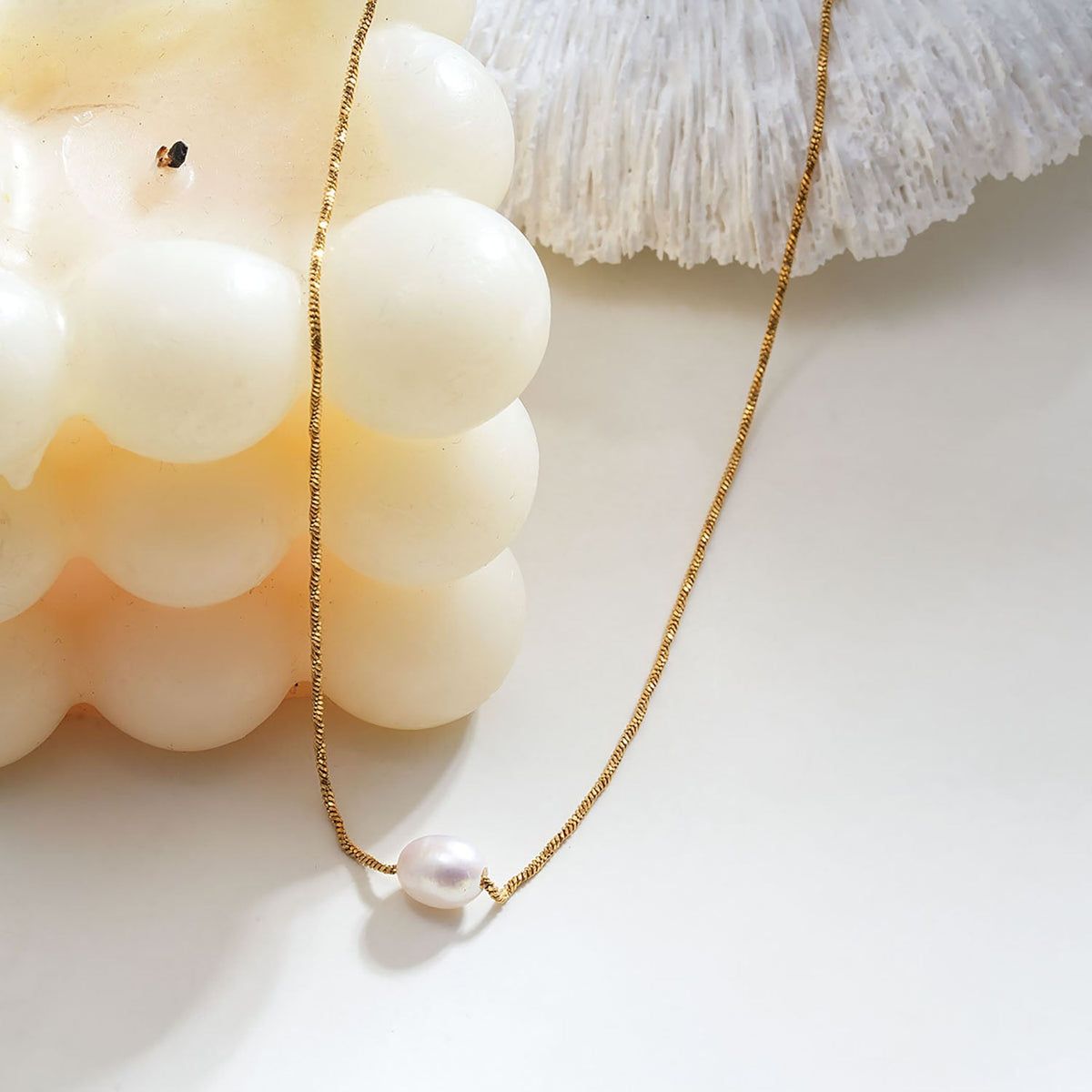 VAZSONY Or : collier délicat texturé avec une perle d'eau douce