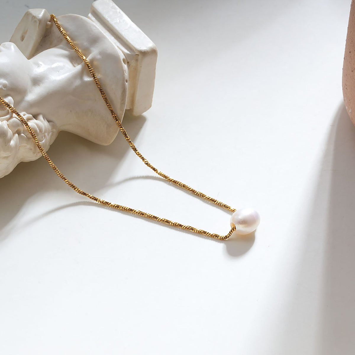 VAZSONY Or : collier délicat texturé avec une perle d'eau douce