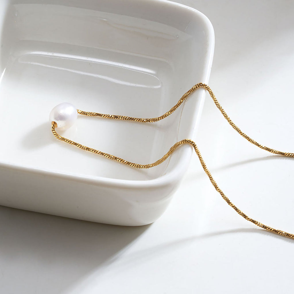 VAZSONY Or : collier délicat texturé avec une perle d'eau douce