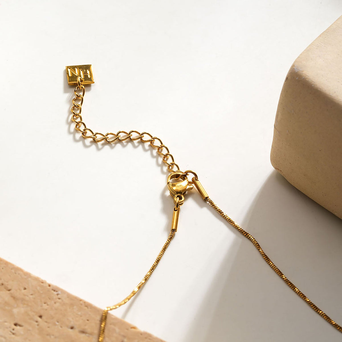 VAZSONY Or : collier délicat texturé avec une perle d'eau douce