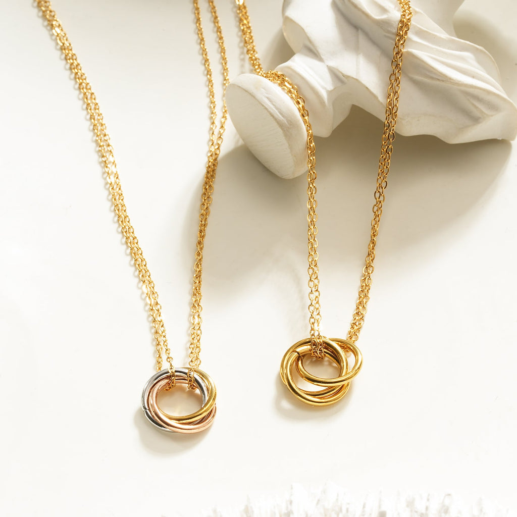ELVIRA Or : collier délicat à double chaîne, pendentif 3 anneaux entrelacés