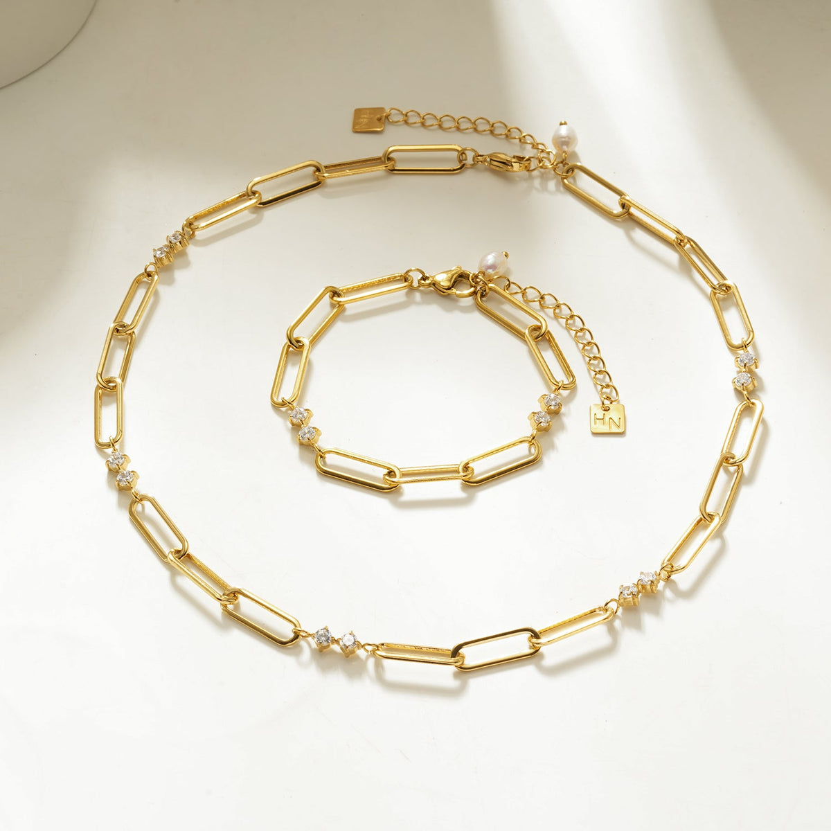 ELOPPINA Or : collier chaîne trombone avec zircons et breloque de perle d'eau douce
