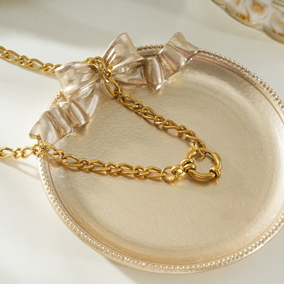 MALAIKA Or : collier chaîne à maillons variés avec pendentif anneau