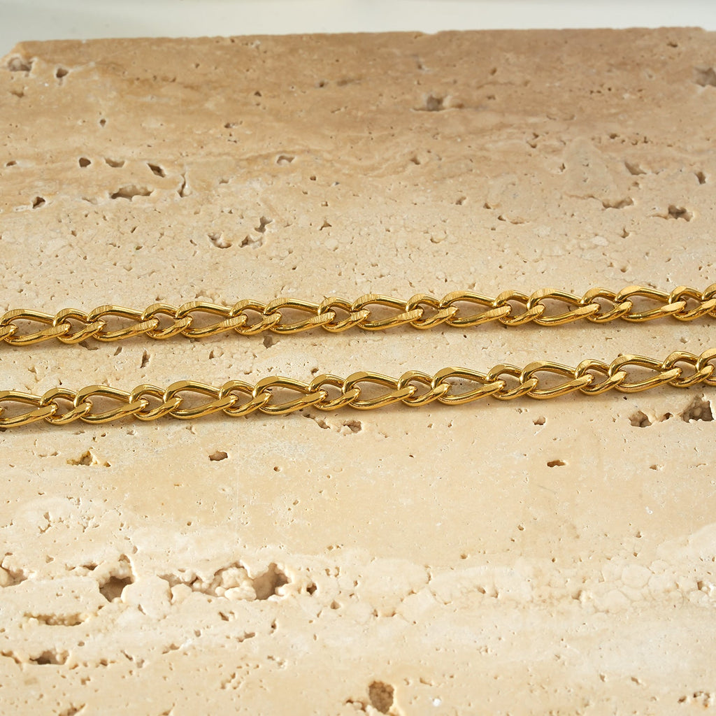 MALAIKA Or : collier chaîne à maillons variés avec pendentif anneau