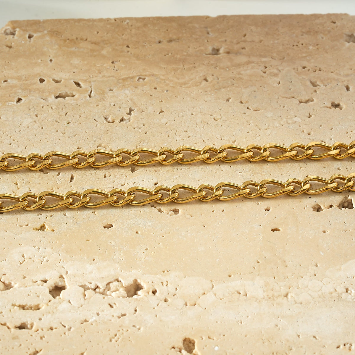 MALAIKA Or : collier chaîne à maillons variés avec pendentif anneau