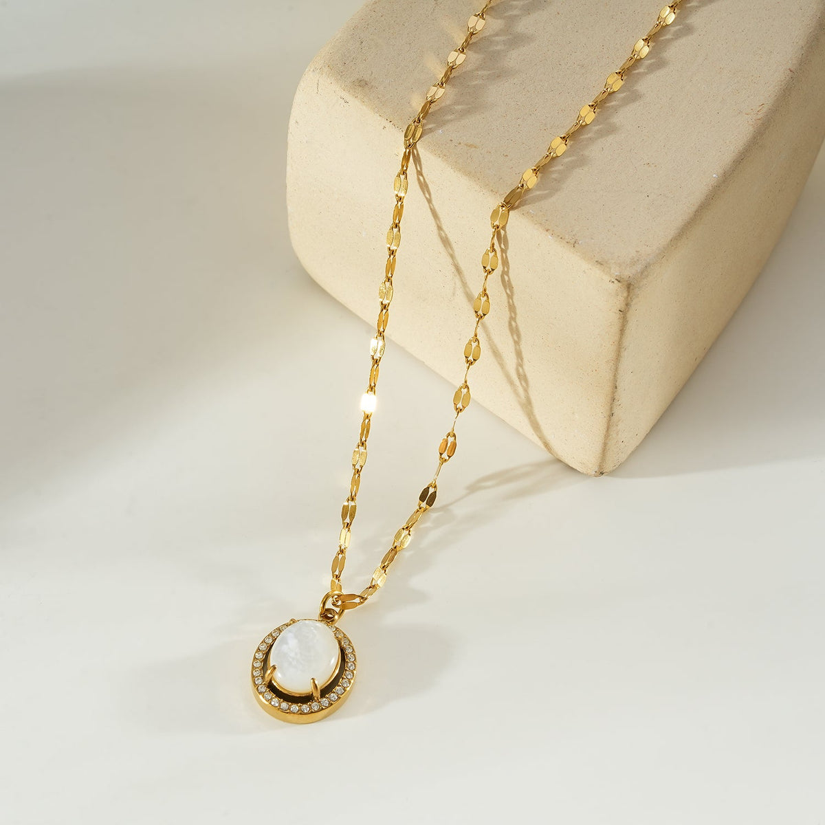 HAMMELA Or : collier pendentif avec perle centrale et halo de cristaux