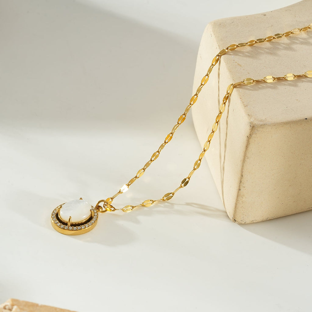 HAMMELA Or : collier pendentif avec perle centrale et halo de cristaux