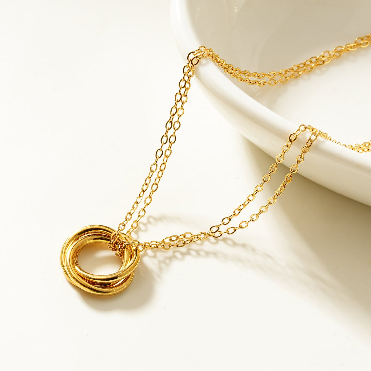 ELVIRA Or : collier délicat à double chaîne, pendentif 3 anneaux entrelacés