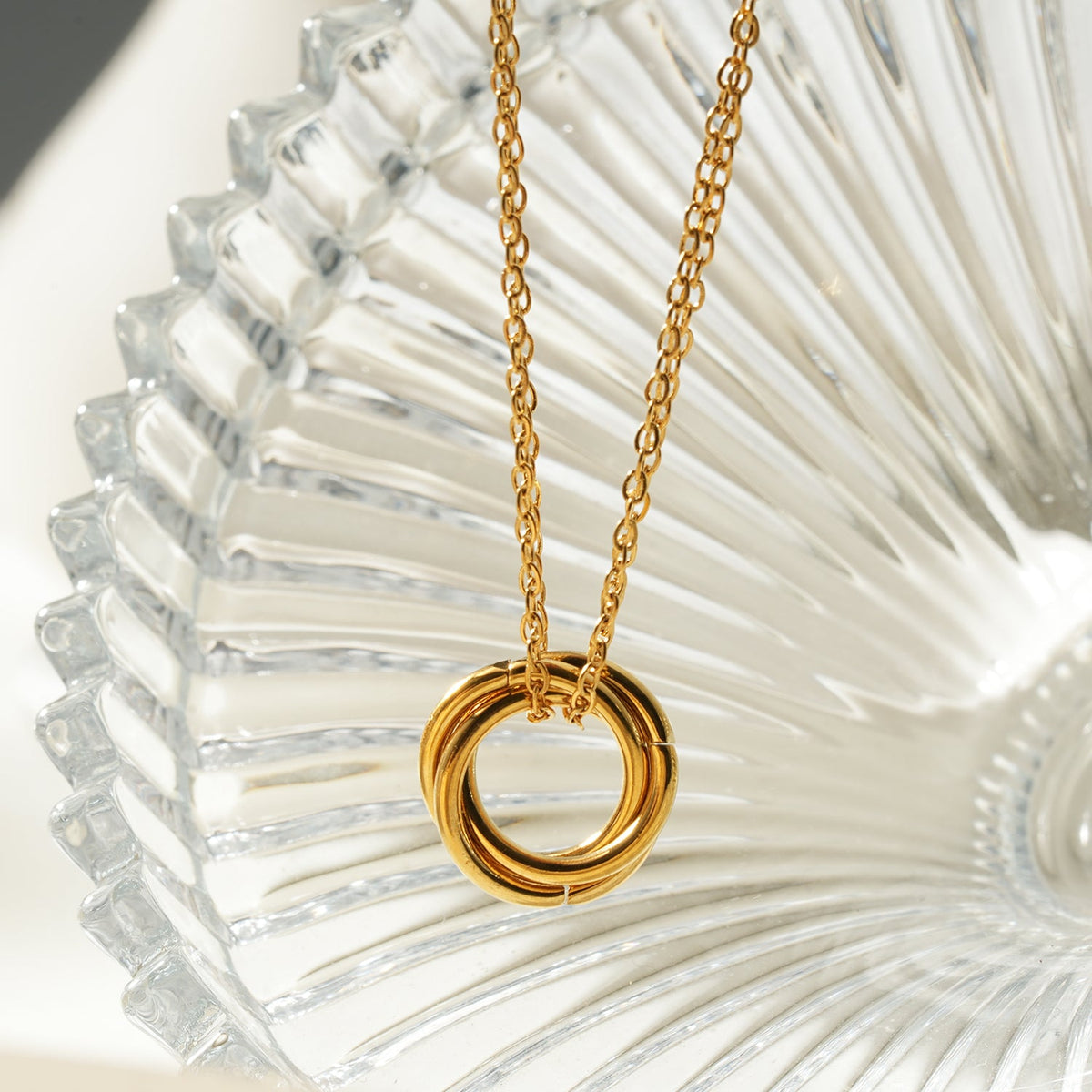 ELVIRA Or : collier délicat à double chaîne, pendentif 3 anneaux entrelacés