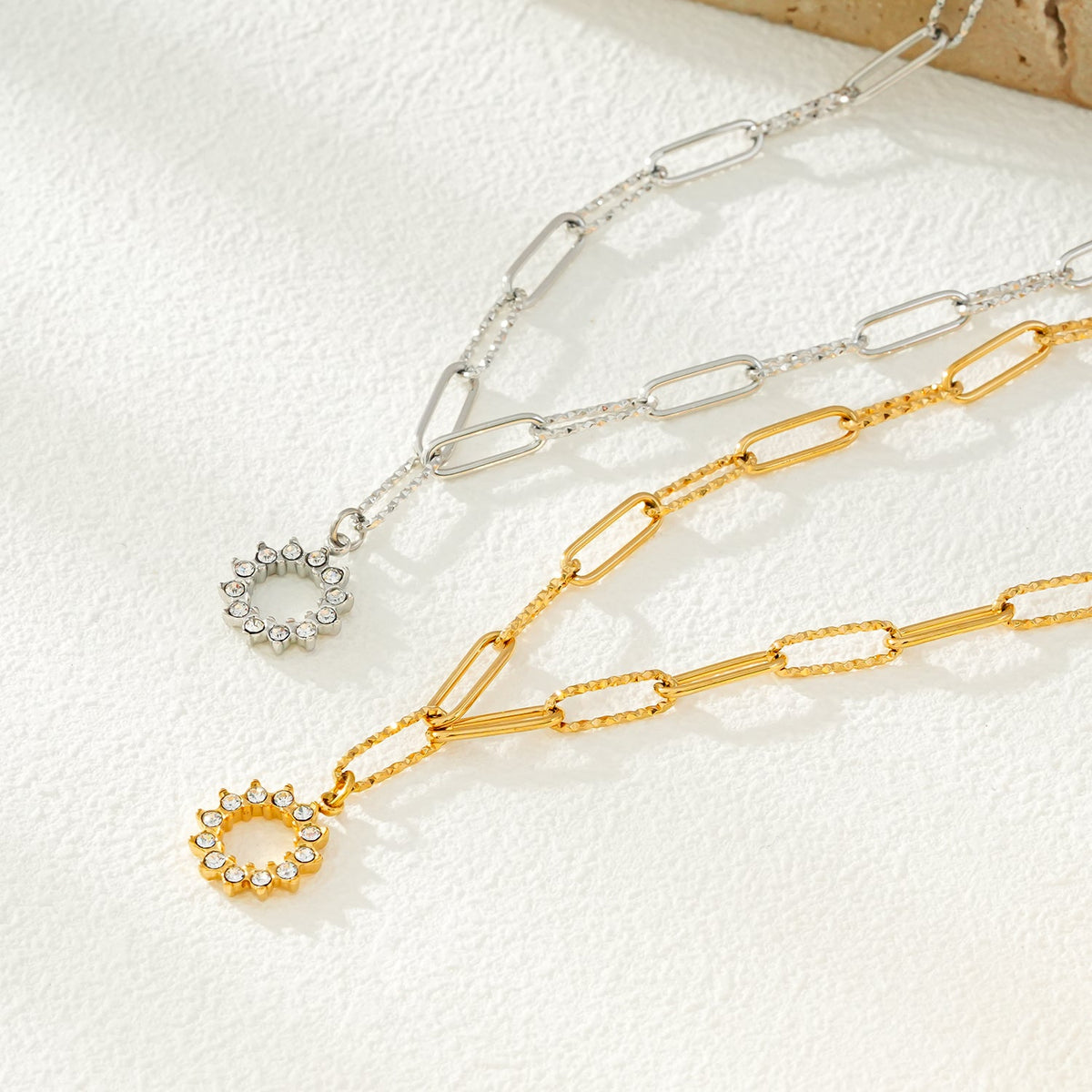 FRETTA : collier chaîne trombone avec pendentif étoile en zircons, or blanc (ton argent)
