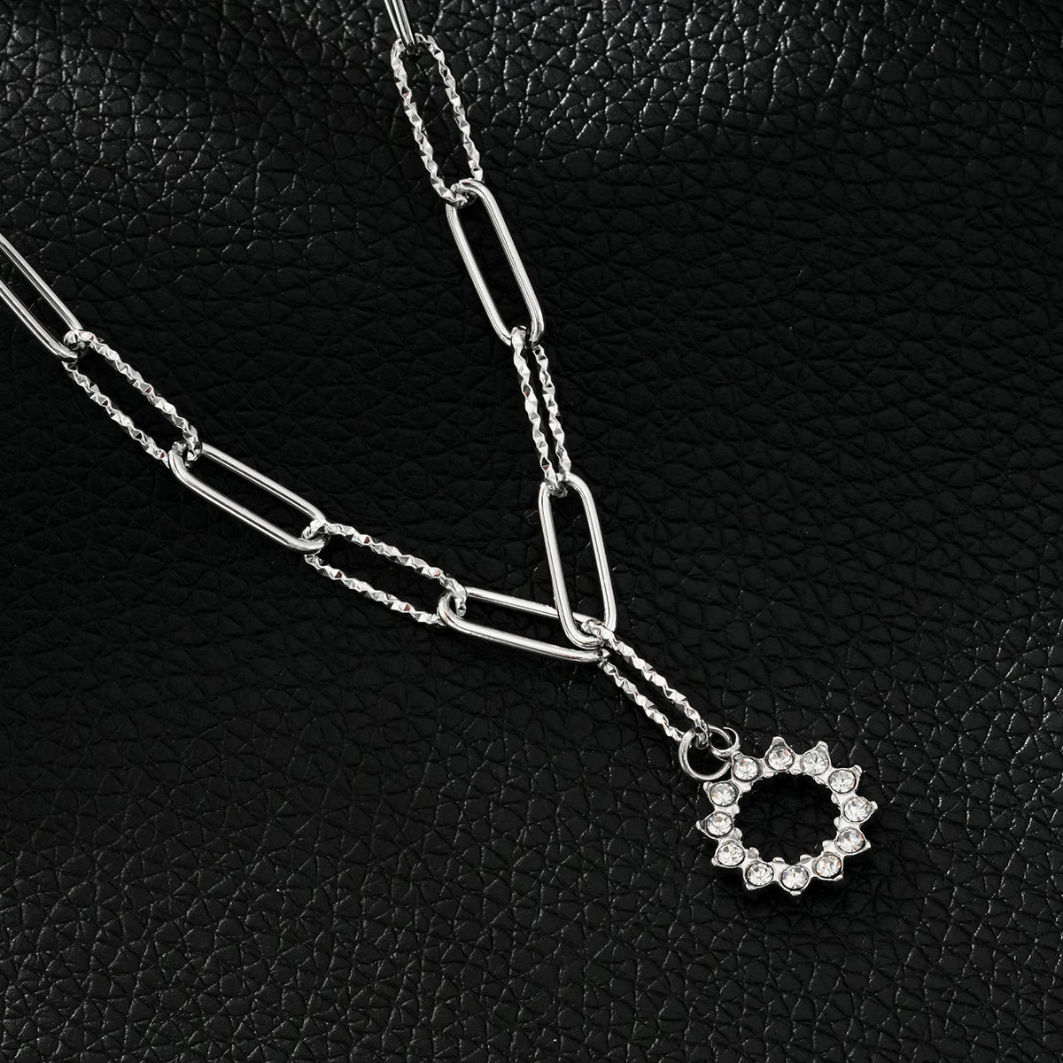 FRETTA : collier chaîne trombone avec pendentif étoile en zircons, or blanc (ton argent)