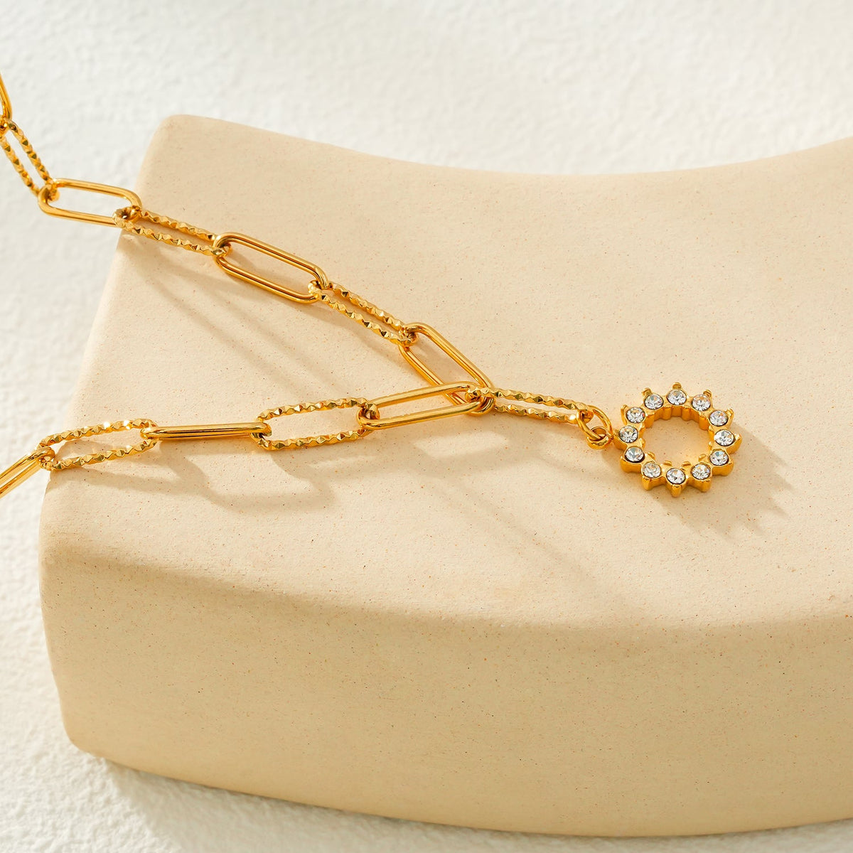 FRETTA : collier chaîne trombone dorée avec pendentif étoile en zircons