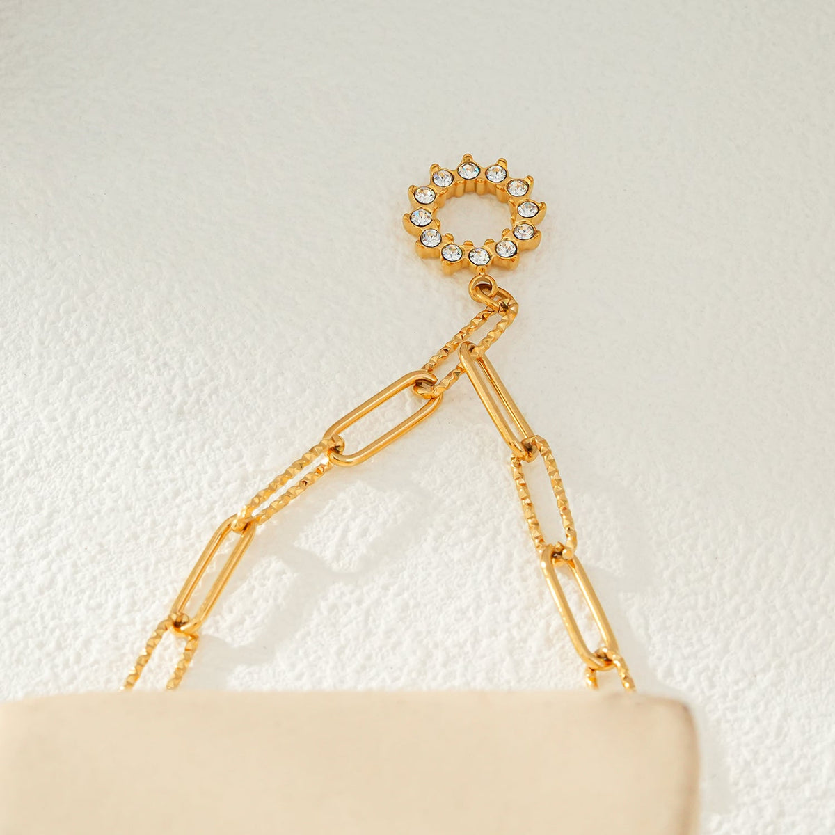 FRETTA : collier chaîne trombone dorée avec pendentif étoile en zircons