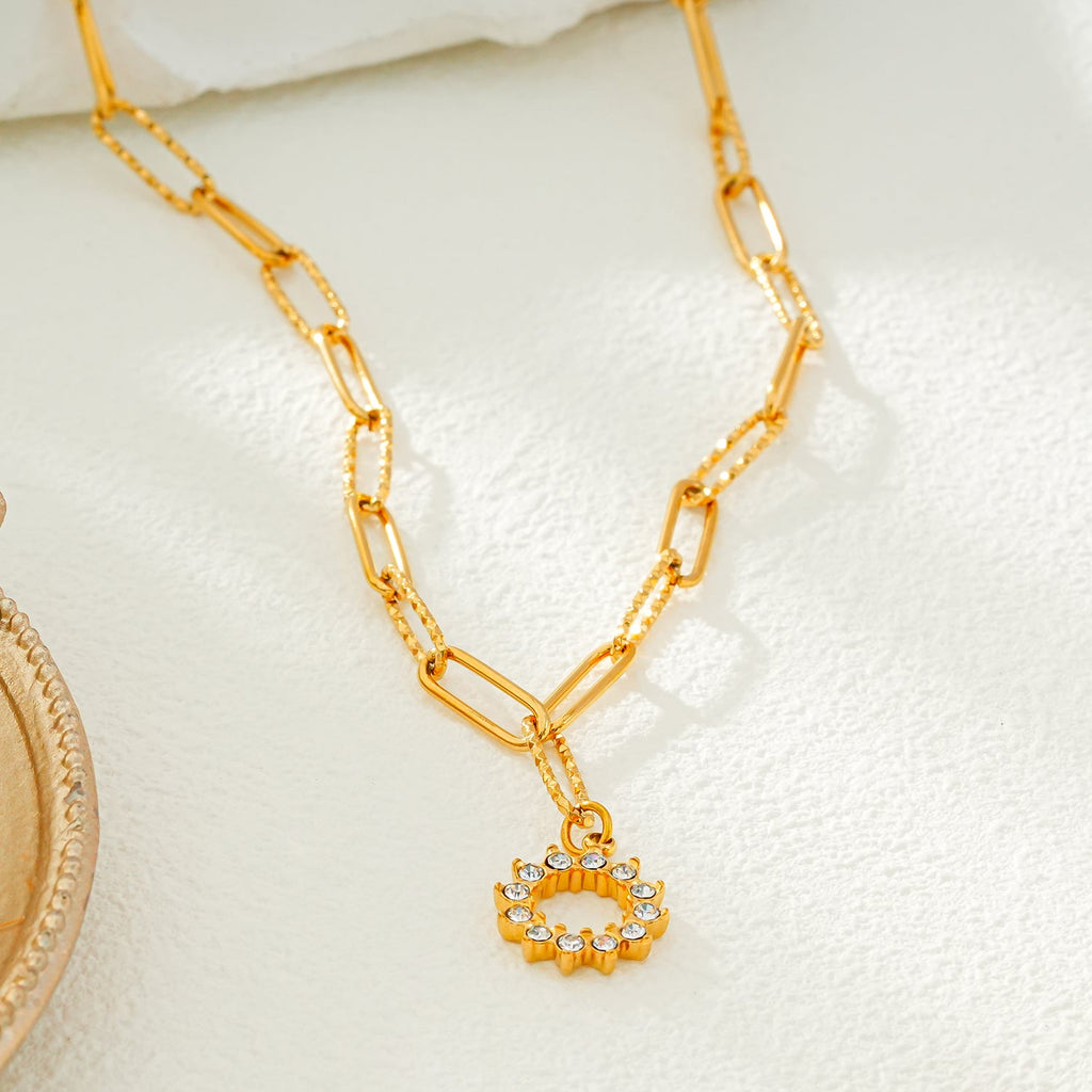 FRETTA : collier chaîne trombone dorée avec pendentif étoile en zircons