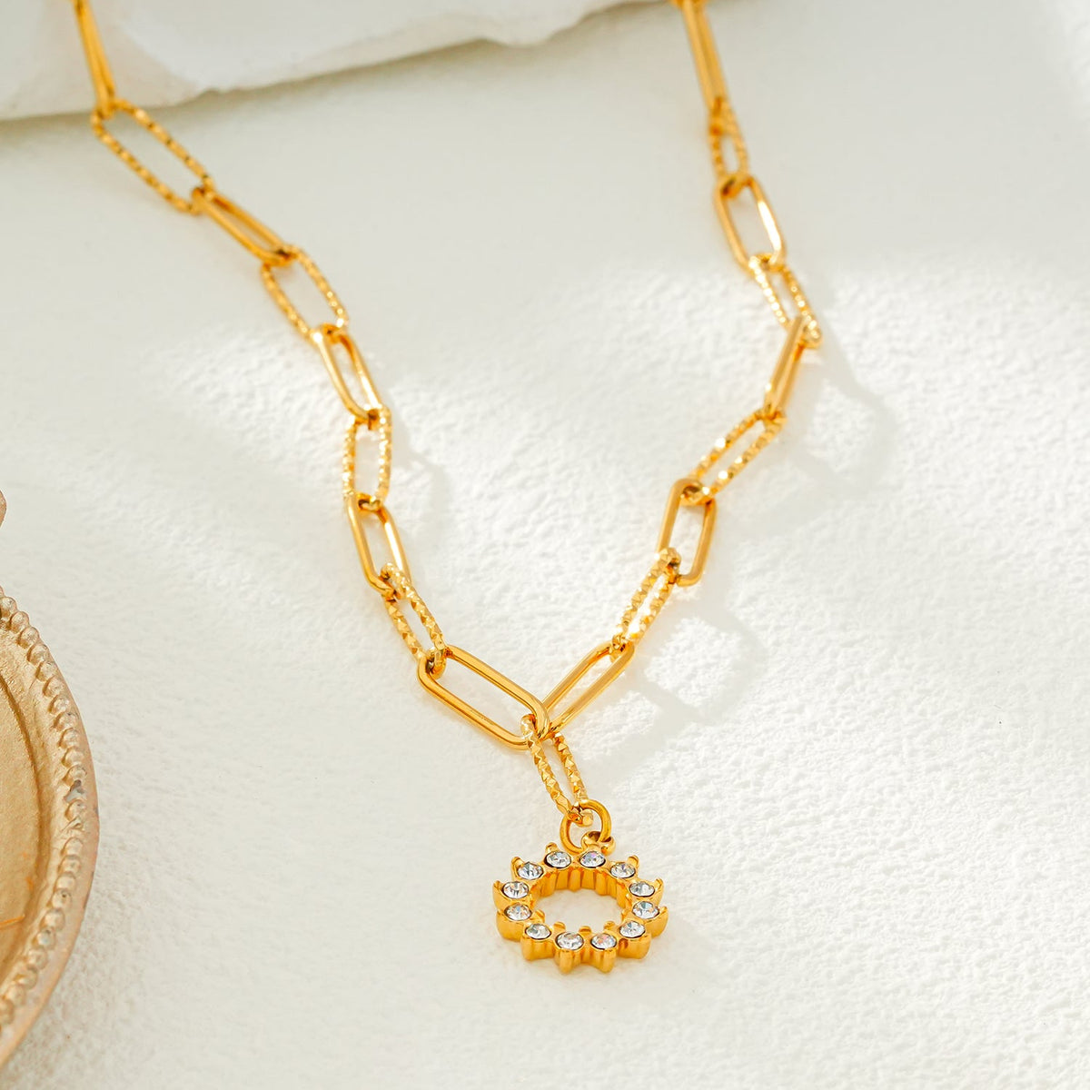 FRETTA : collier chaîne trombone dorée avec pendentif étoile en zircons