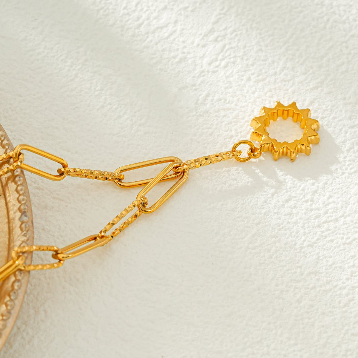 FRETTA : collier chaîne trombone dorée avec pendentif étoile en zircons
