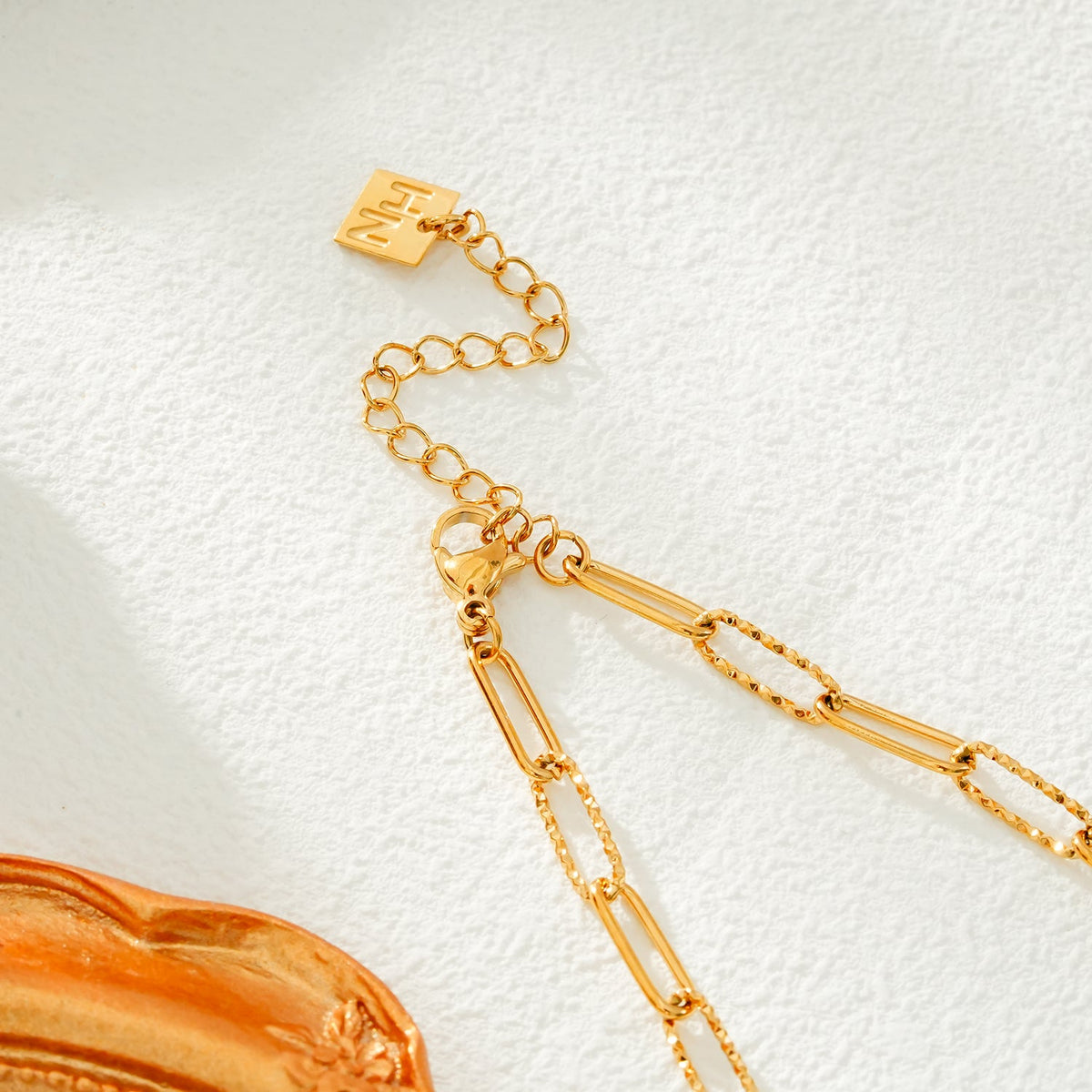 FRETTA : collier chaîne trombone dorée avec pendentif étoile en zircons