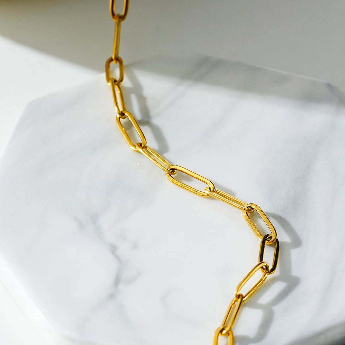 HAKILA LG : bracelet de cheville doré à maillons trombone