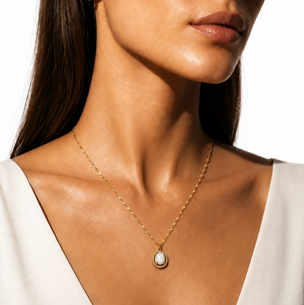 HAMMELA Or : collier pendentif avec perle centrale et halo de cristaux