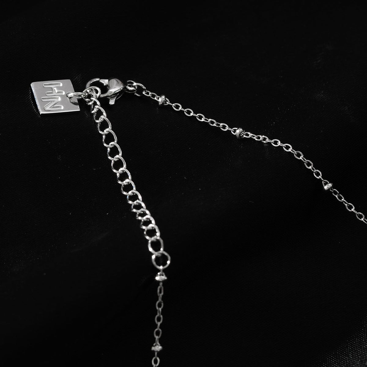 KADIRI Argent : collier chaîne perlée avec breloque zircon solitaire