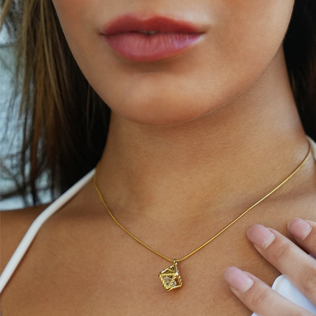 KARJAT : collier chaîne dorée avec pendentif géométrique ajouré en zircons